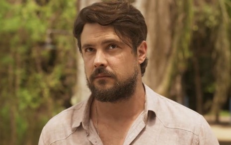 Sergio Guizé com expressão séria em cena como José Mendes na novela Mar do Sertão