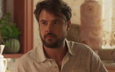 Sergio Guizé com expressão séria em cena como José Mendes na novela Mar do Sertão
