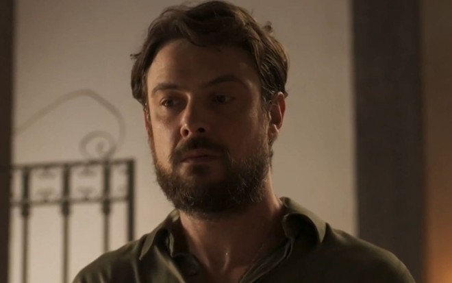 Sergio Guizé com expressão séria em cena como José Mendes na novela Mar do Sertão