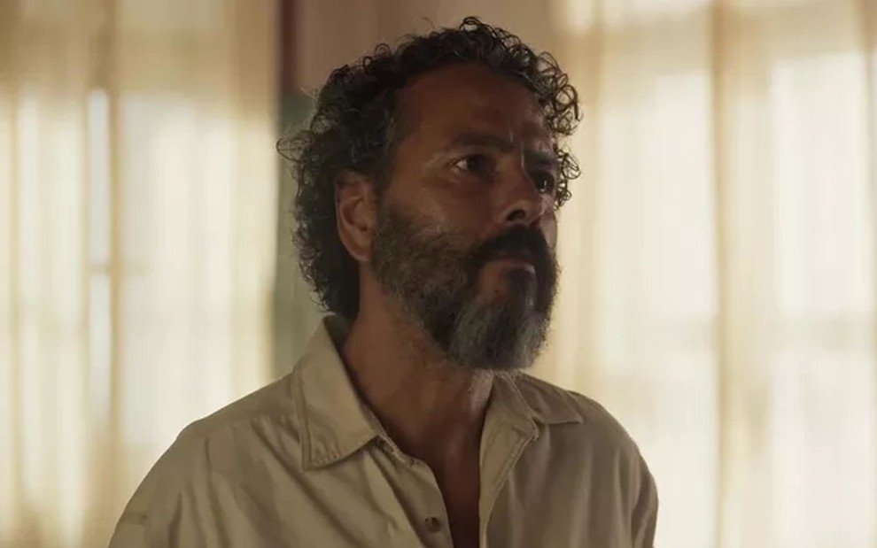 O ator Marcos Palmeira como José Leôncio em Pantanal; ele está olhando para o lado com cara de atenção
