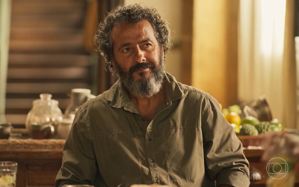 O ator Marcos Palmeira está caracterizado como seu personagem em Pantanal, José Leôncio