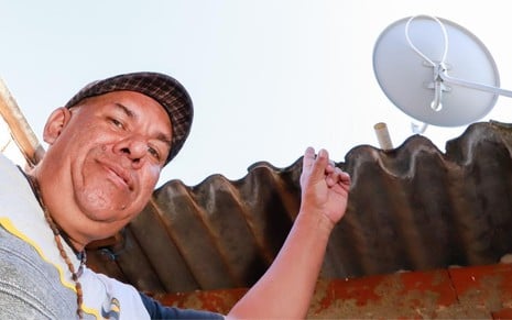 Joselito aponta para a nova parabólica digital, instalada no telhado