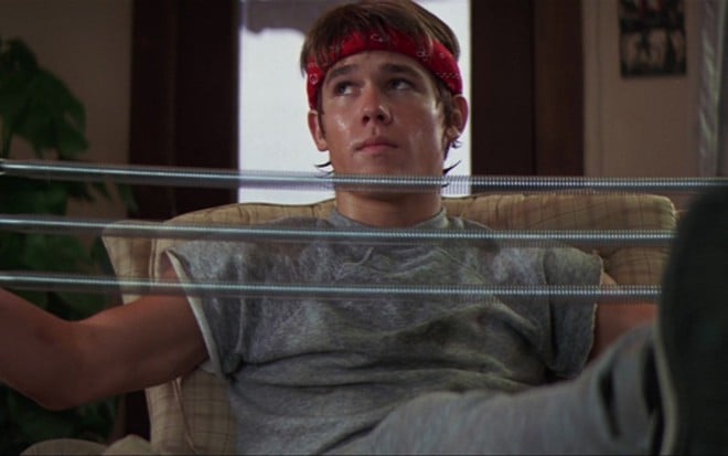 Josh Brolin sentado em cena de Os Goonies