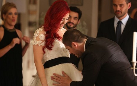 Vestida de noiva, Du (Josie Pessoa) deixa João Lucas (Daniel Rocha) acariciar sua barriga de grávida em cena de Império
