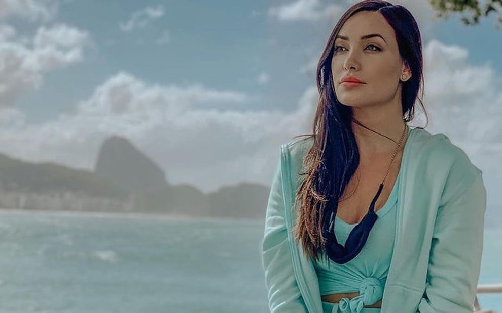 Josie Pessôa posa em praia em foto publicada em seu perfil no Instagram