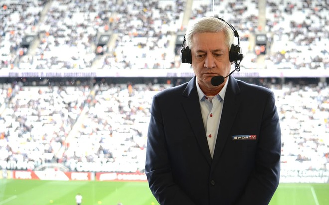 Jota Júnior olhando para o chão na Neo Química Arena, em transmissão do Campeonato Brasileiro no SporTV