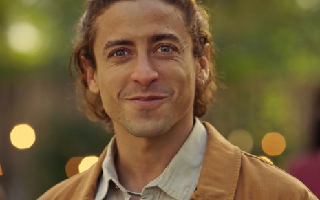 O ator Jesuíta Barbosa como Jove em Pantanal; ele está olhando para frente e sorrindo