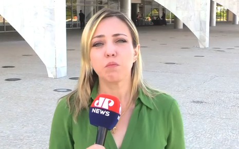 Katiuscia Sotomayor faz entrada ao vivo emocionada na Jovem Pan News