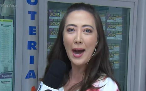 Juliane Massaoka em uma lotérica de São Paulo falando sobre a Mega da Virada