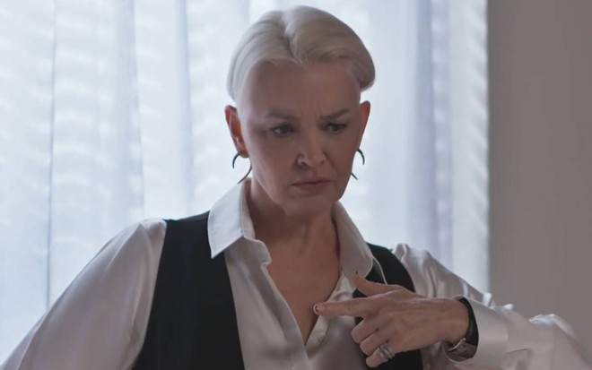 Atriz Julia Lemmertz olha para frente com cara de séria em cena de Quanto Mais Vida, Melhor!