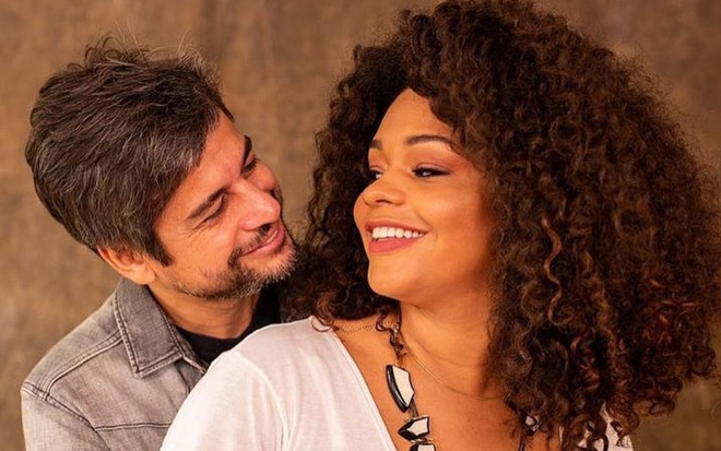 Ernani Nunes e Juliana Alves estão abraçados
