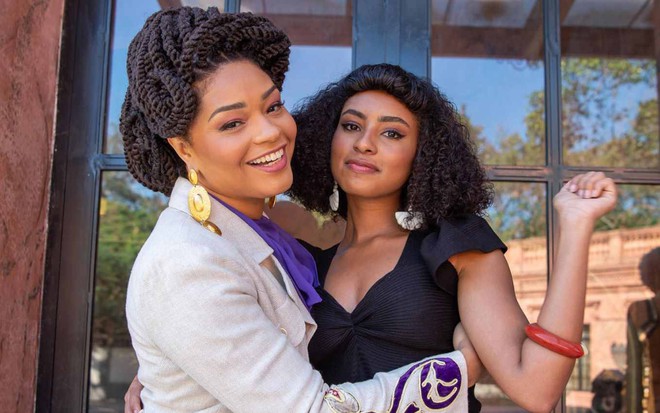 Wanda (Juliana Alves) abraça Laura (Gabz) em foto de divulgação da novela Amor Perfeito