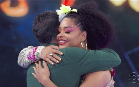 Juliana Alves e Luciano Huck se abraçam no palco do Domingão com Huck