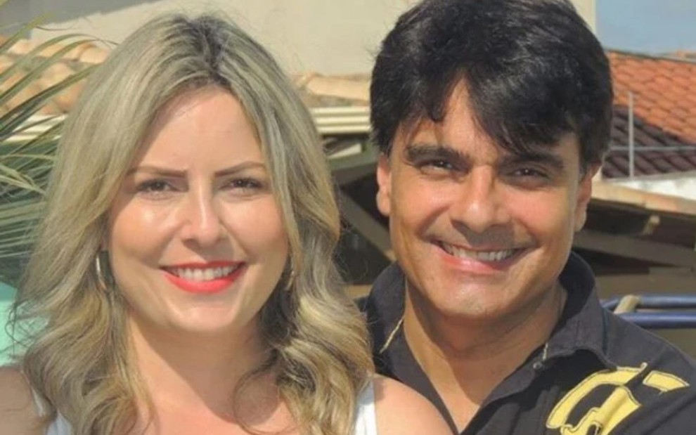 Juliana Lacerda e Guilherme de Pádua (1969-2022) lado a lado, sorrindo para câmera, em foto publicada no Instagram