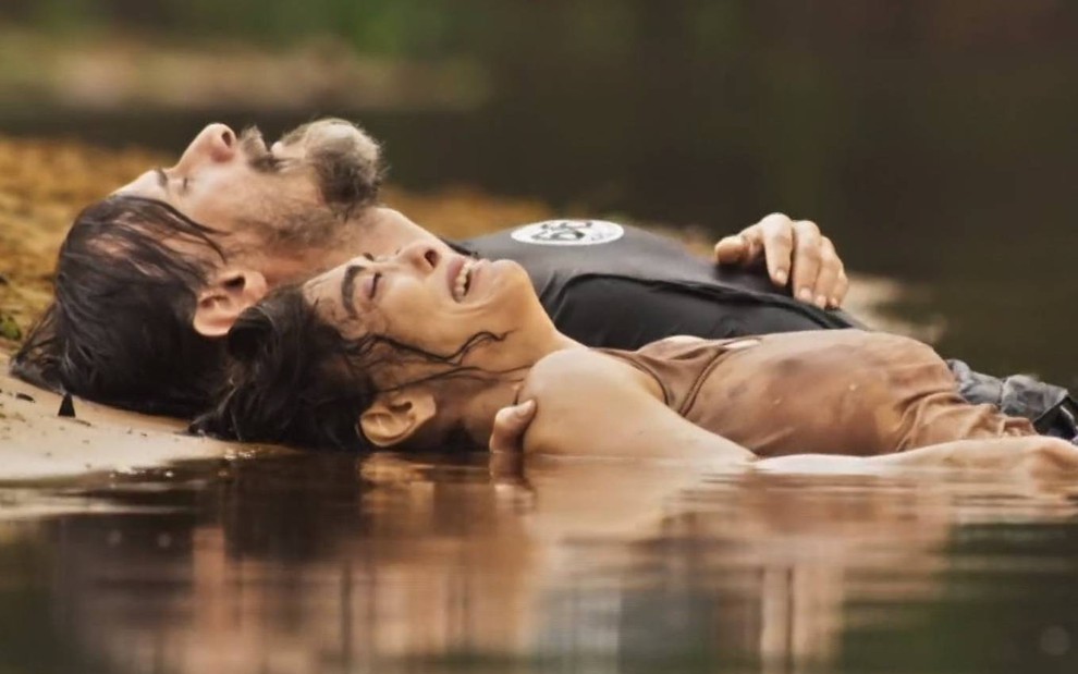 Juliana Paes e Enrique Diaz surgem deitados em rio em cena de Pantanal