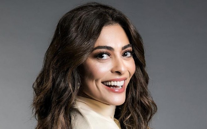 Juliana Paes com um vestido branco em uma foto de divulgação da Globo