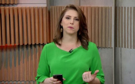 A jornalista Juliana Rosa apresenta um telejornal da GloboNews
