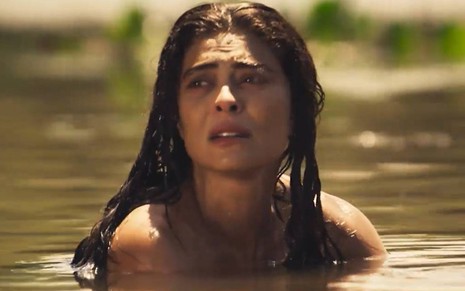 Juliana Paes está caracterizada como Maria Maurrá, com um cabelo solto e maquiagem que a envelhece, em cena de Pantanal