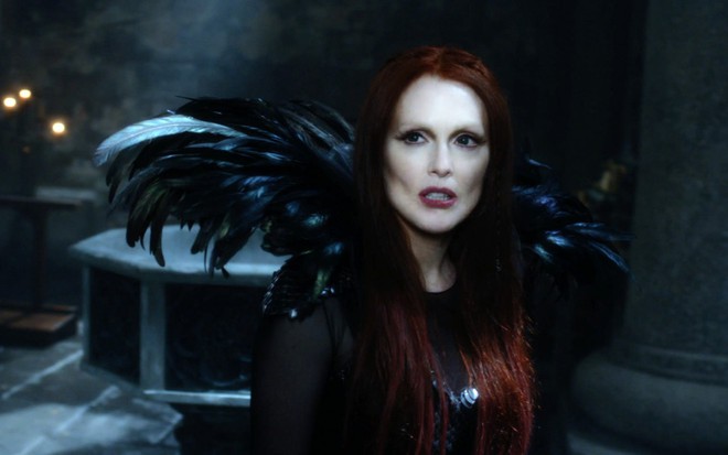 Julianne Moore em cena de O Sétimo Filho