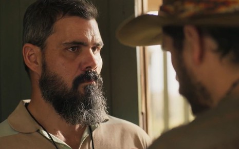 Alcides (Juliano Cazarré) encara Trindade (Gabriel Sater), que está de costas em cena da novela Pantanal