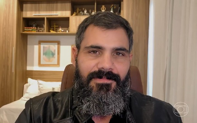 Juliano Cazarré é entrevistado no programa Conversa com Bial