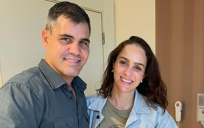 Juliano Cazarré e Letícia Cazarré estão lado a lado e sorridentes
