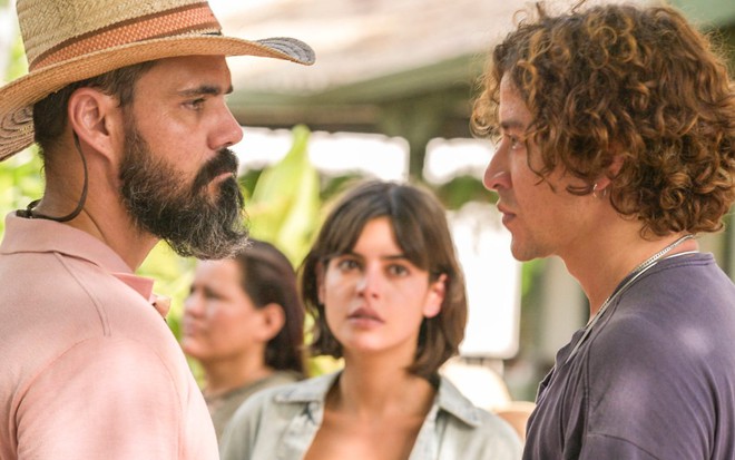 Juliano Cazarré e Jesuita Barbosa em cena de Pantanal