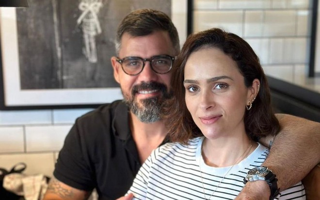 Juliano Cazarré, à esquerda, abraçado com Leticia Cazarré, à direita