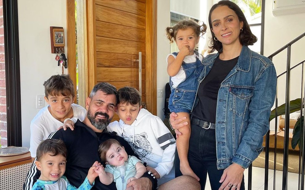 Juliano e Letícia Cazarré ao lado dos cinco filhos em comemoração aos 11 meses da caçula