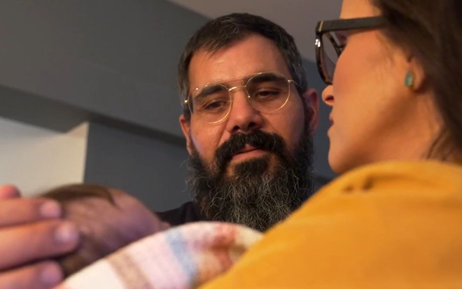 Imagem da reportagem do Fantástico com Juliano e Letícia Cazarré, com a filha Maria Guilhermina