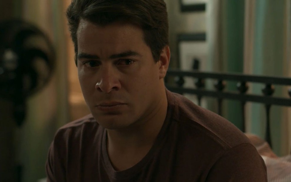 O ator Thiago Martins com expressão de tristeza em cena como Júlio de Pega Pega