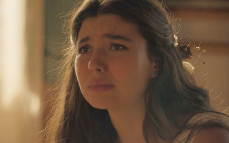 Alanis Guillen com expressão de choro em cena como Juma Marruá na novela Pantanal