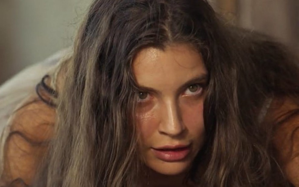 Alanis Guillen como Juma em cena da novela Pantanal