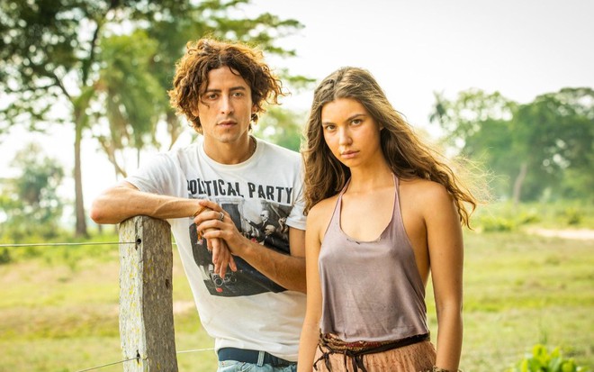 Juma (Alanis Guillen) e Jove (Jesuíta Barbosa), protagonistas da segunda fase de Pantanal, estão lado a lado