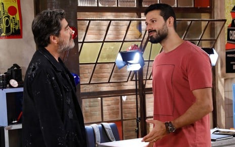 Renato (Junno Andrade) conversa com Marcelo (Murilo Cezar) em cena da novela Poliana Moça