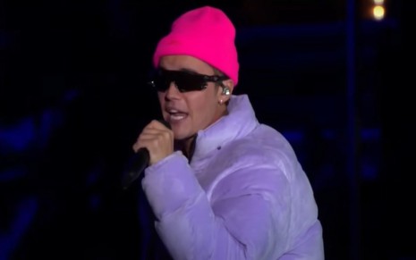 Justin Bieber usa óculos escuros e touca rosa em show no Palco Mundo durante o Rock in Rio