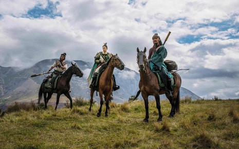 Justin Cheung, Tony Yo-ning Yang, Geng Han em cima de cavalos em cena de Dynasty Warriors