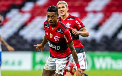 Bruno Henrique e Pedro correm em comemoração de gol do Flamengo no Campeonato Brasileiro