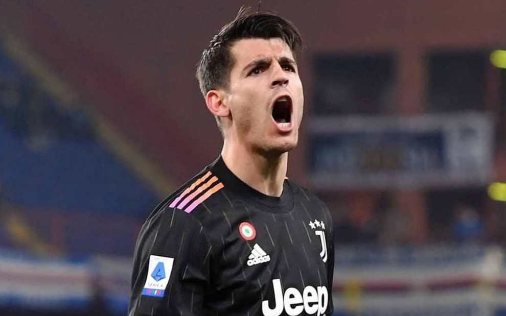 Álvaro Morata, da Juventus, grita ao comemorar gol e veste uniforme preto com detalhes brancos