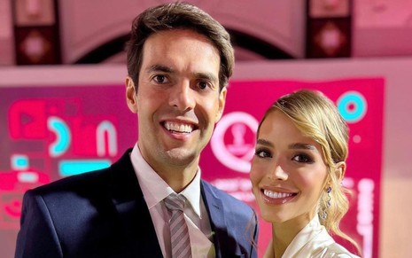 Kaká e Carolina Dias Leite estão juntos e sorridentes em selfie publicada no Instagram