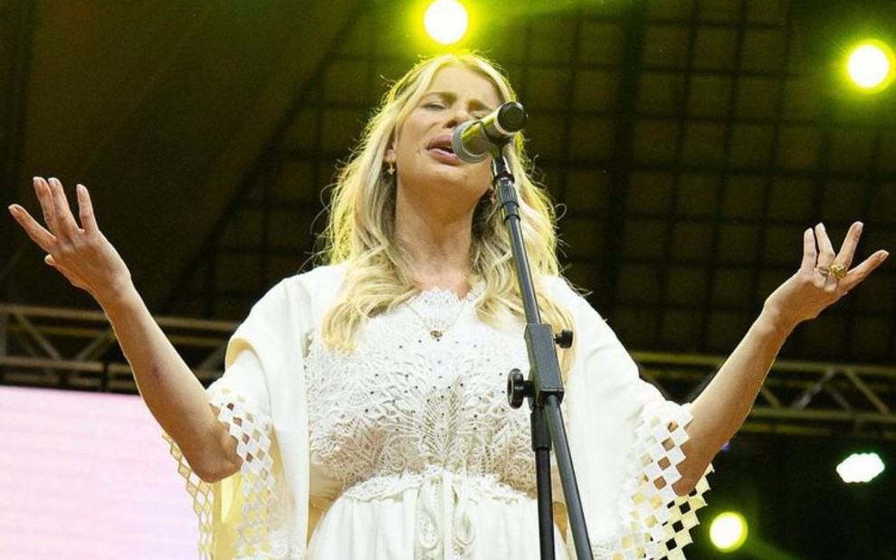 Karina Bacchi durante pregação em igreja