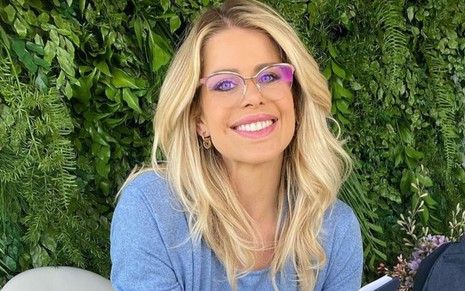 Karina Bacchi sorrindo de óculos