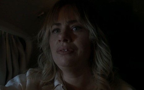 Madeleine (Karine Teles) com expressão tensa em avião em cena da novela Pantanal