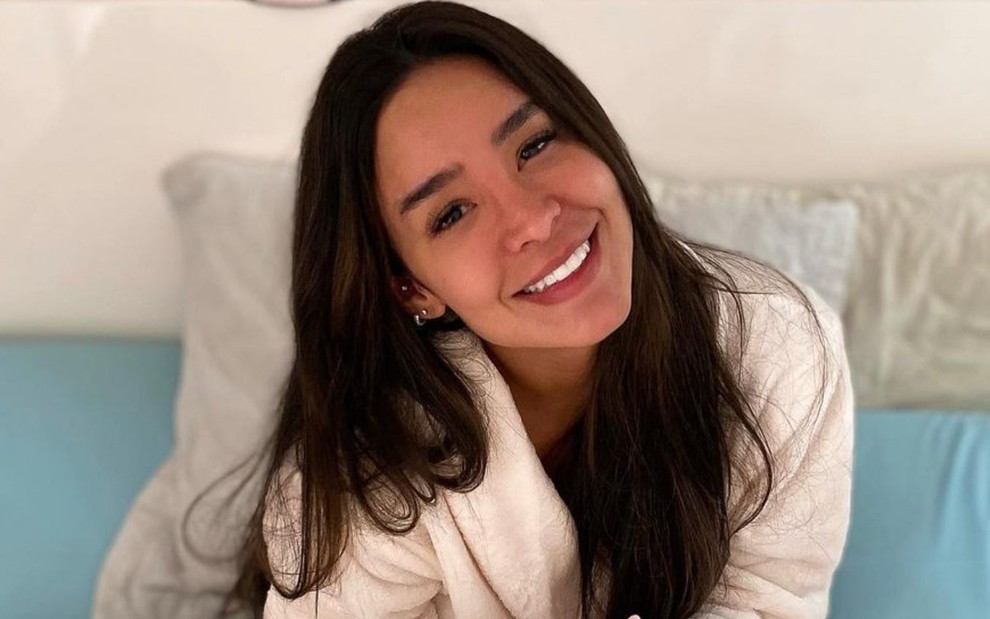 Kerline Cardoso sorri em selfie publicada no Instagram