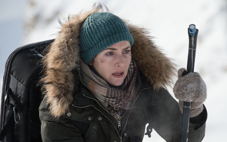 Kate Winslet em cena na neve no filme Depois Daquela Montanha