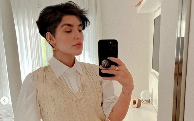 Kéfera faz foto em frente ao espelho simulando cabelo no estilo pixie hair