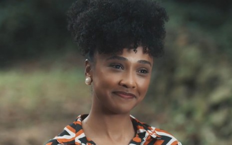 Kênia Bárbara com expressão sorridente na novela Amor Perfeito