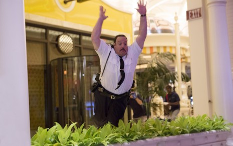 Kevin James pulando em cena de Segurança de Shopping 2