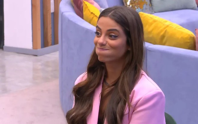 Key Alves segurando o riso dentro do reality show La Casa de Los Famosos