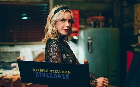 Kiernan Shipka como Sabrina em foto no set de Riverdale